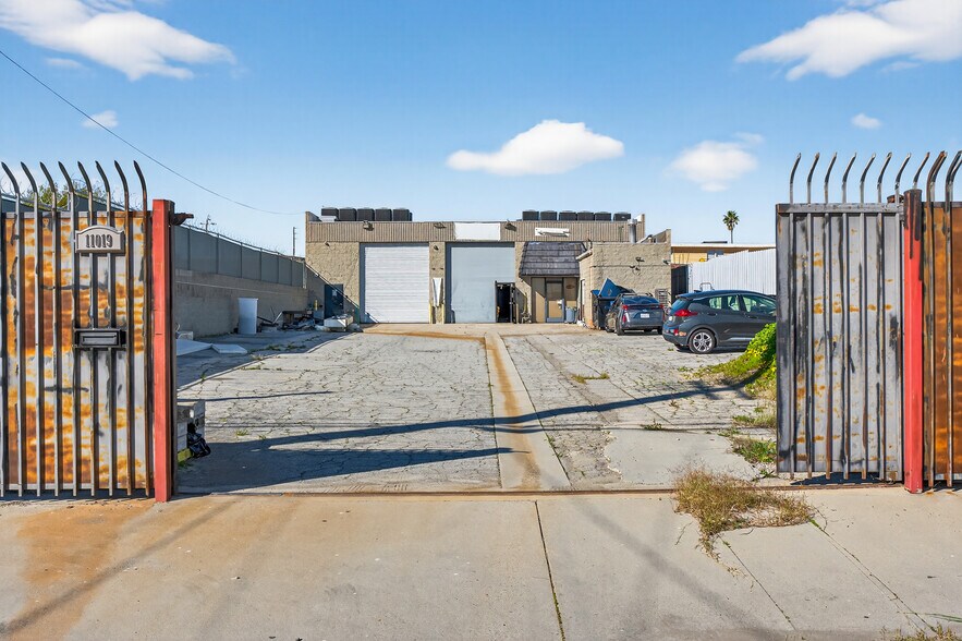 More Photos Of 11019 Penrose St, Sun Valley Manufacturing For Sale