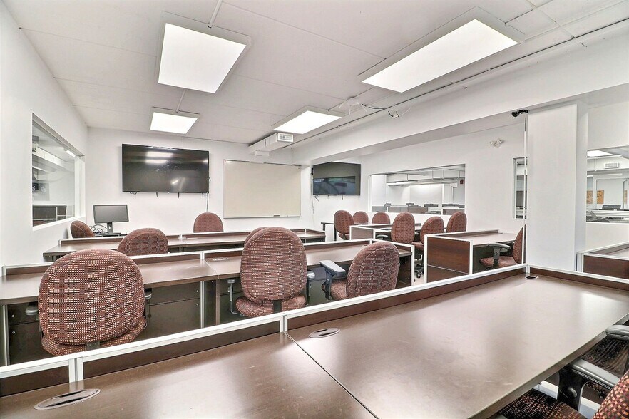 More Photos Of 2078-2082 Rue Sainte-Hélène, Longueuil Office For Sale