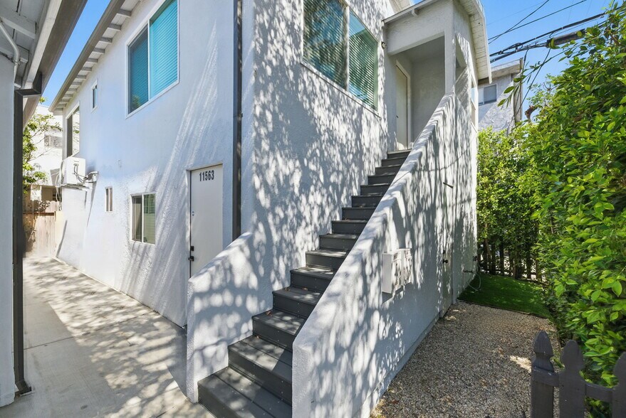 More Photos Of 11565 Iowa Ave, Los Angeles Apartments For Sale