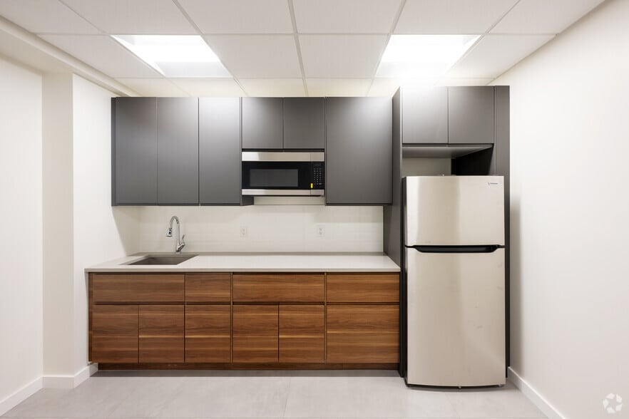 More Photos Of 1051 Franklin Ave, Garden City Office For Sale