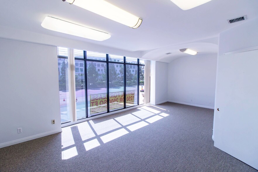 More Photos Of 12065-12069 Jefferson Blvd, Culver City Office For Lease