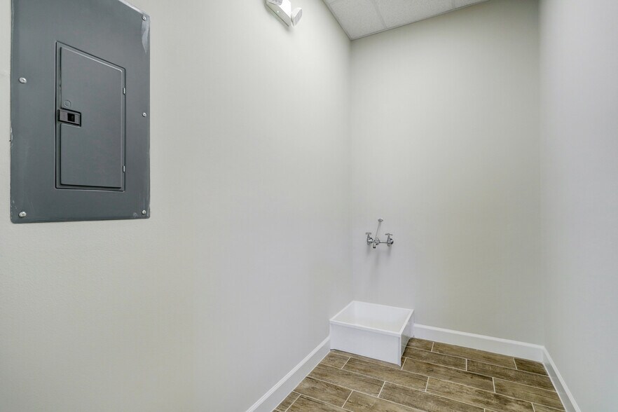 More Photos Of 855 Rockmead Dr, Kingwood Medical For Lease