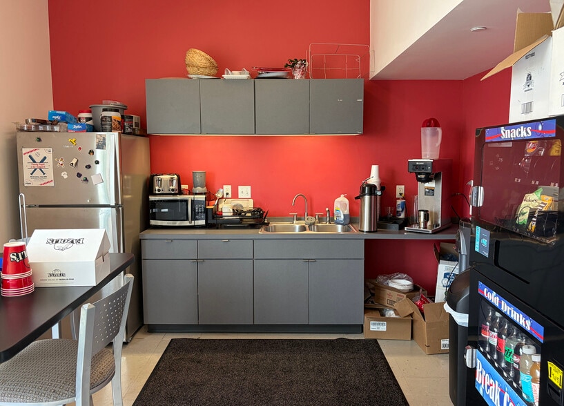 More Photos Of 2453 E Elm St, Springfield Specialty For Sale