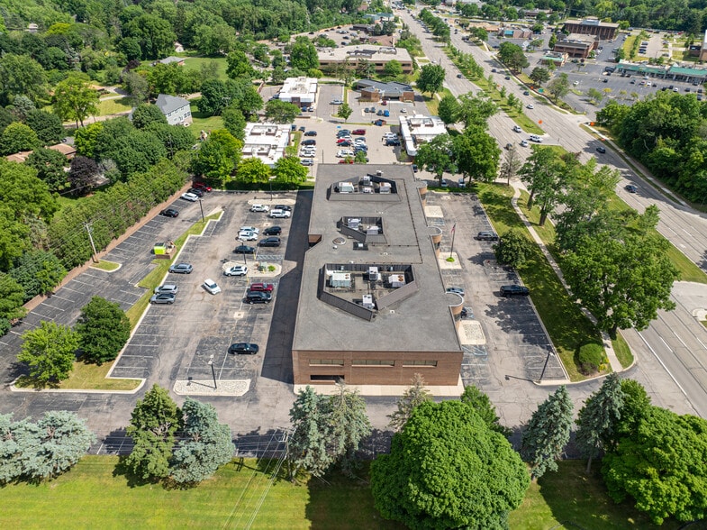 More Photos Of 43494 Woodward Ave, Bloomfield Hills Medical For Lease