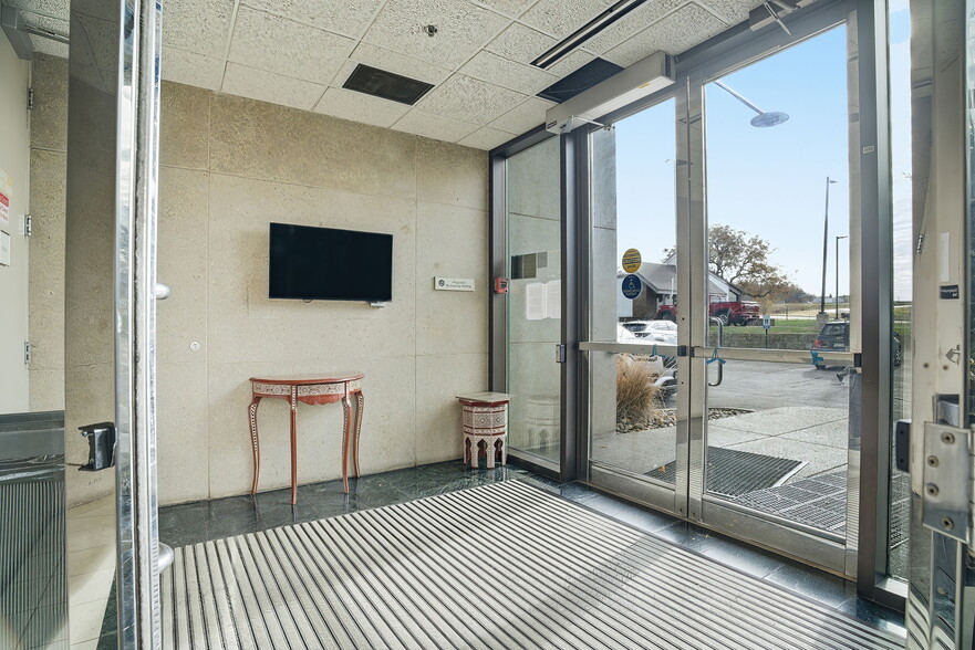 More Photos Of 941 Hillwind Rd NE, Minneapolis Medical For Sale