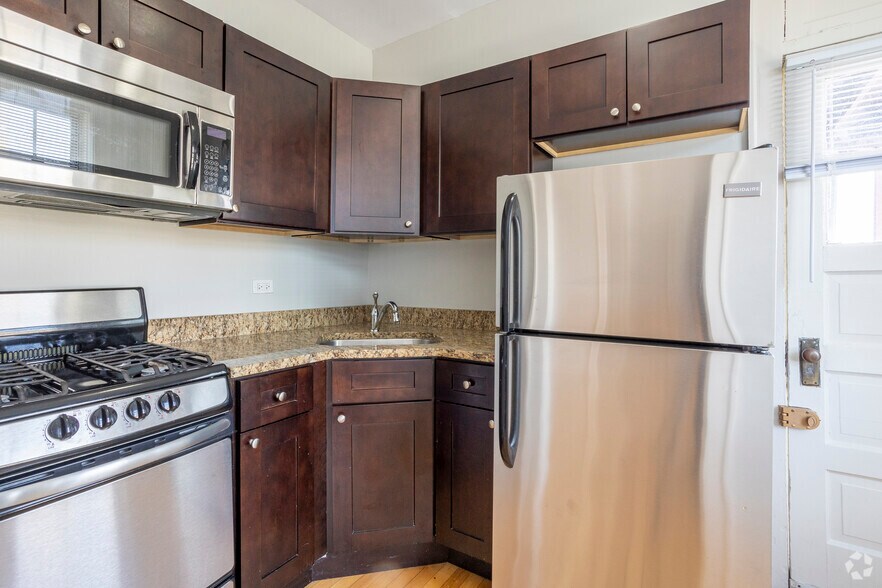 More Photos Of 1000-1010 North Blvd, Oak Park Apartments For Lease