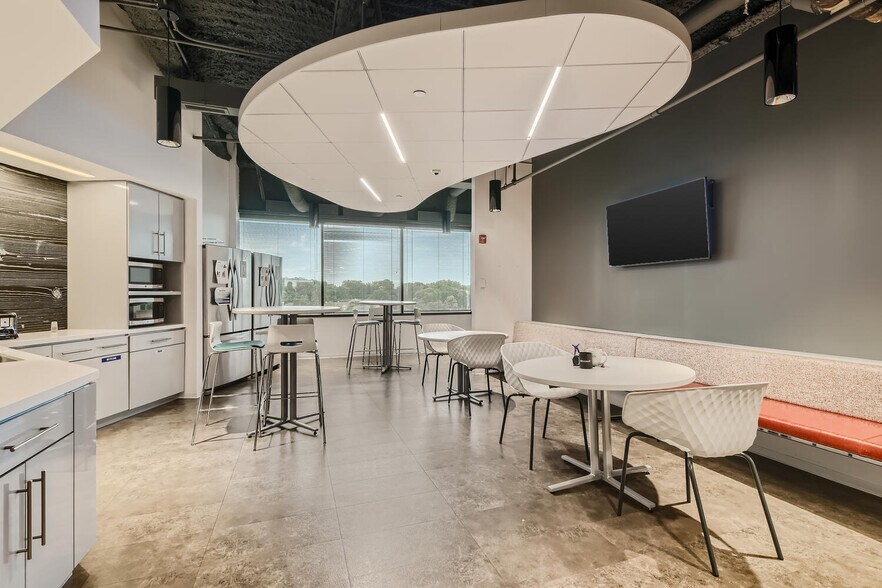 More Photos Of 25 Tri State International, Lincolnshire Office For Lease