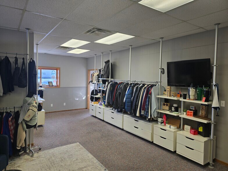 More Photos Of 1123 N 42nd St, Grand Forks Office For Sale