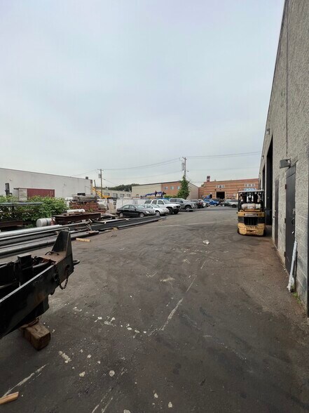 More Photos Of 115 Industrial Loop, Staten Island Distribution For Lease