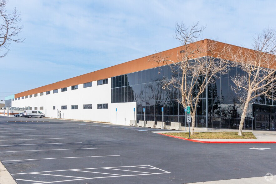 More Photos Of 1660 Scenic Ave, Costa Mesa Warehouse For Lease