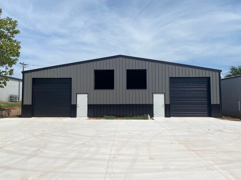 More Photos Of 8610 N Classen Blvd, Oklahoma City Warehouse For Lease