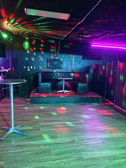 More Photos Of 8604 Jensen Dr, Houston Bar For Sale