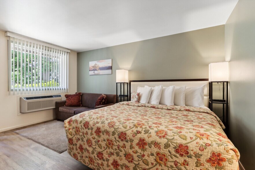 More Photos Of 910 River Rd, Wisconsin Dells Hotel For Sale