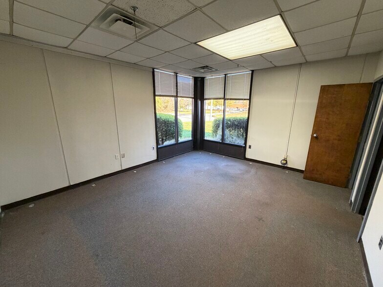 More Photos Of 1305 Progress Rd, Suffolk Warehouse For Lease