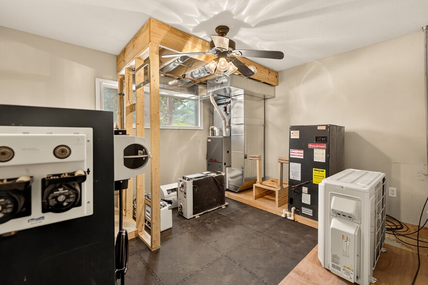 More Photos Of 1401 E Main St, Linn Flex For Sale