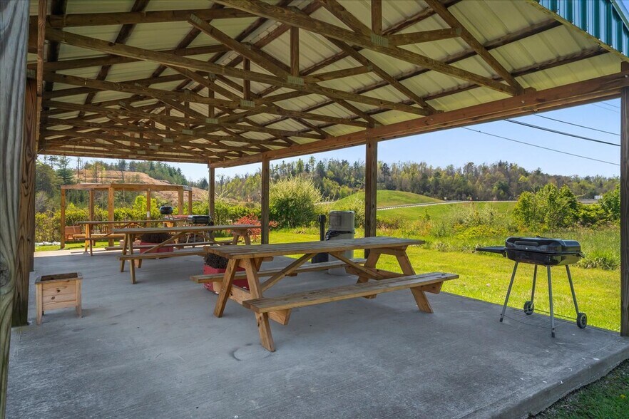 More Photos Of 182 Quillen Chapel Service Rd, Campton Hotel For Sale