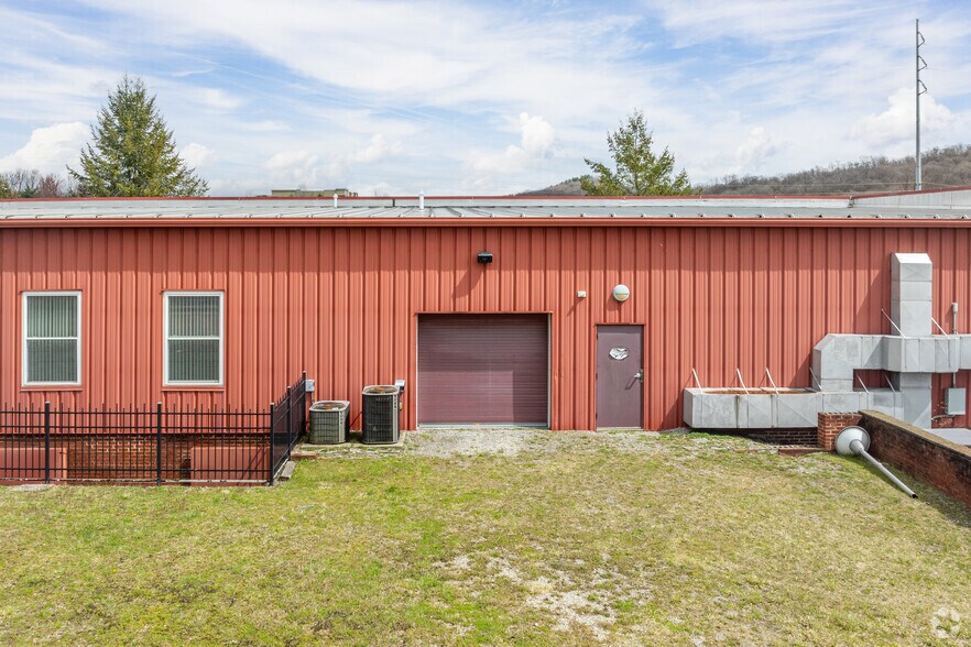 More Photos Of 21101 Route 19, Cranberry Township Warehouse For Lease