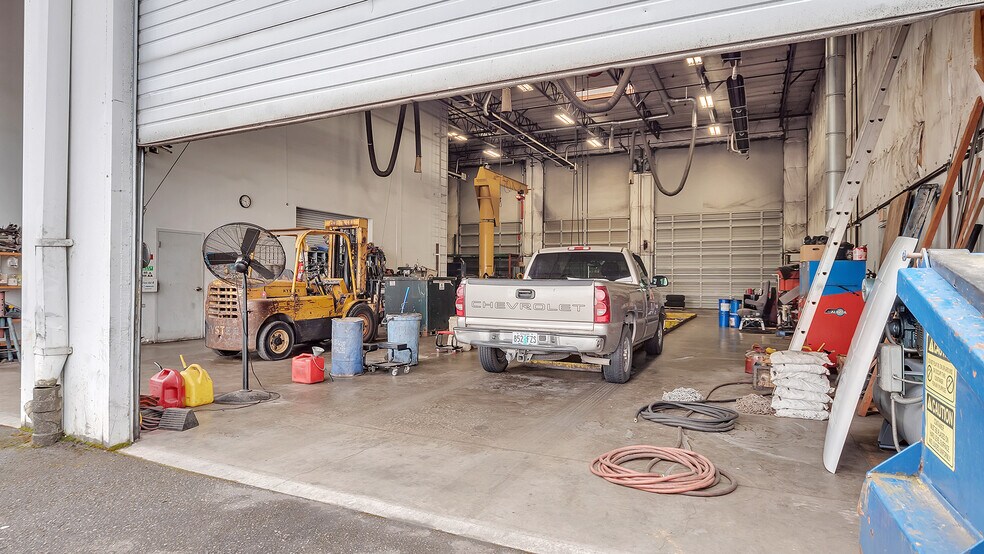More Photos Of 7025 N Leadbetter Rd, Portland Service For Lease