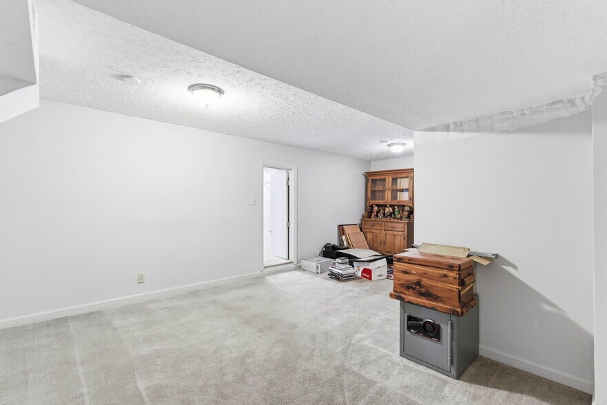 More Photos Of 3208 College Dr, Louisville Office For Sale