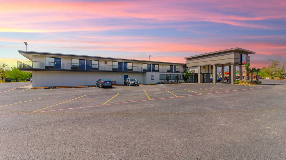 More Photos Of 110 E Highway 6, Alvin Hotel For Sale