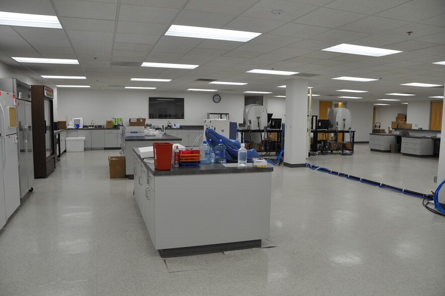 More Photos Of 4201 W Vanowen Pl, Burbank Flex For Sale