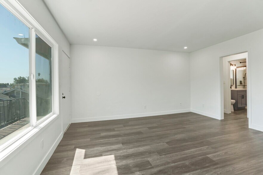 More Photos Of 925 W 84th St, Los Angeles Apartments For Sale