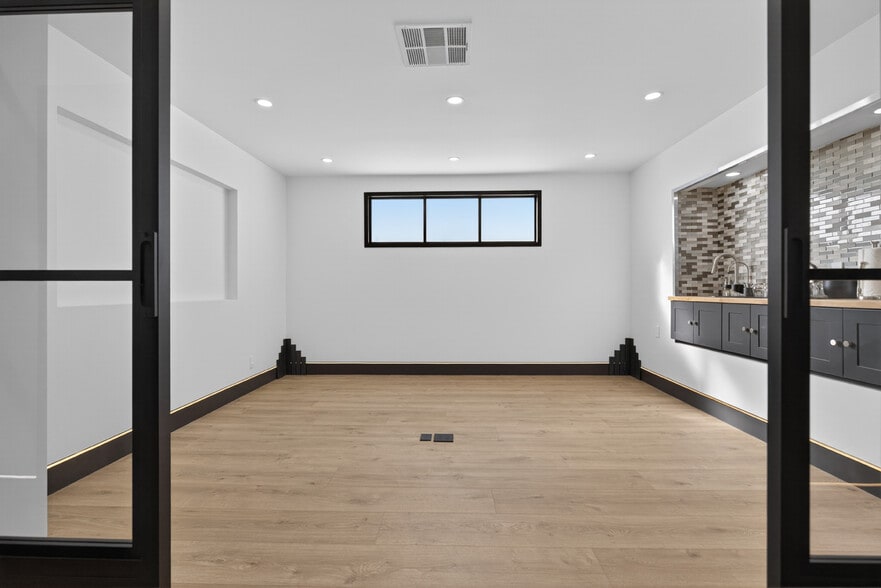More Photos Of 703 S Main St, Burbank Showroom For Sale