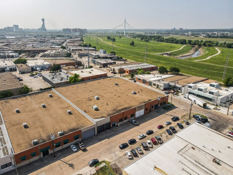 More Photos Of 100 Riveredge Dr, Dallas Warehouse For Sale
