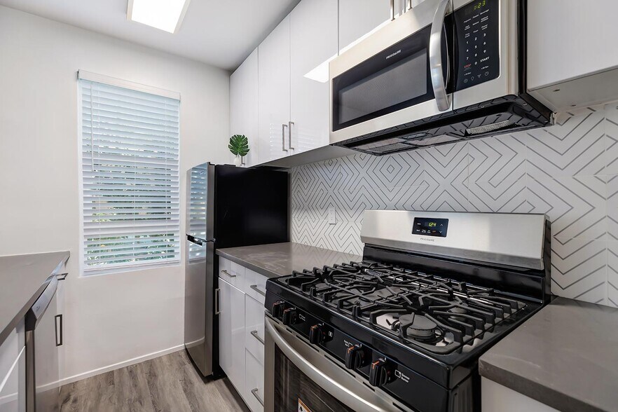 More Photos Of 5005 August St, Los Angeles Apartments For Sale