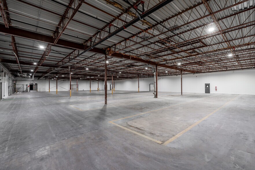 More Photos Of 3695 Aut des Laurentides (A-15) Desste E, Laval Manufacturing For Lease