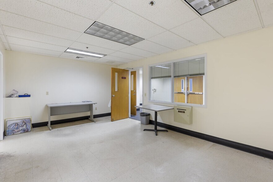 More Photos Of 19-25 Main St, Hartford Office Residential For Sale