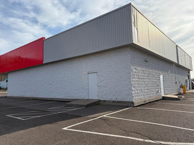 More Photos Of 302 E Central Entrance, Duluth Freestanding For Lease