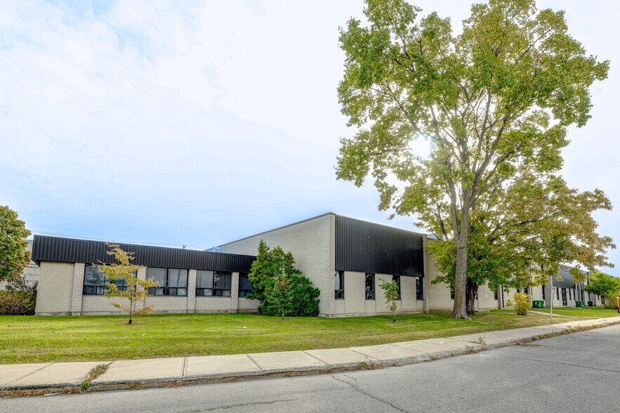 More Photos Of 731-749 Av Meloche, Dorval Light Distribution For Lease