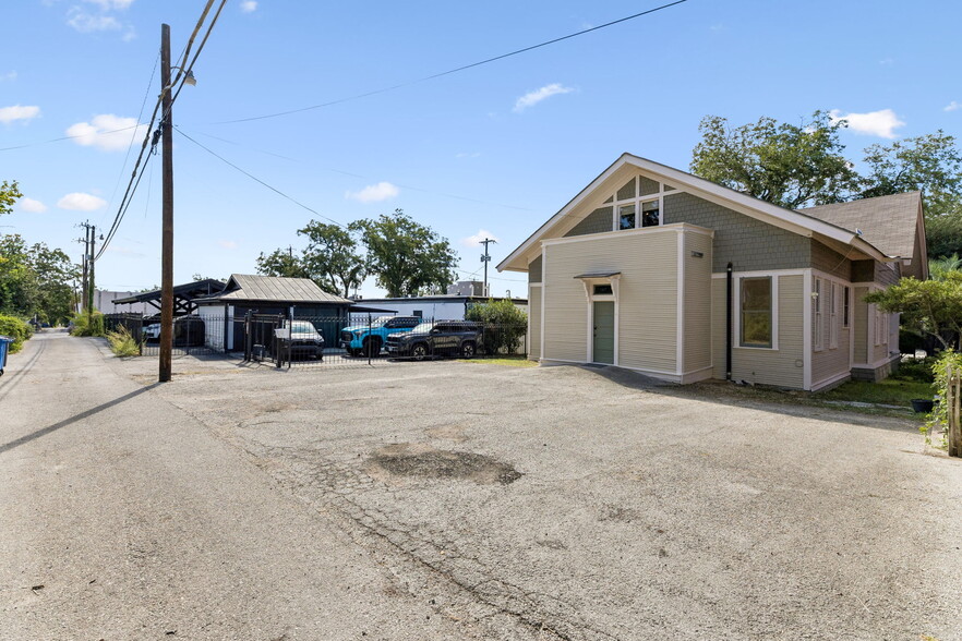 More Photos Of 117 W Mistletoe Ave, San Antonio Office For Sale