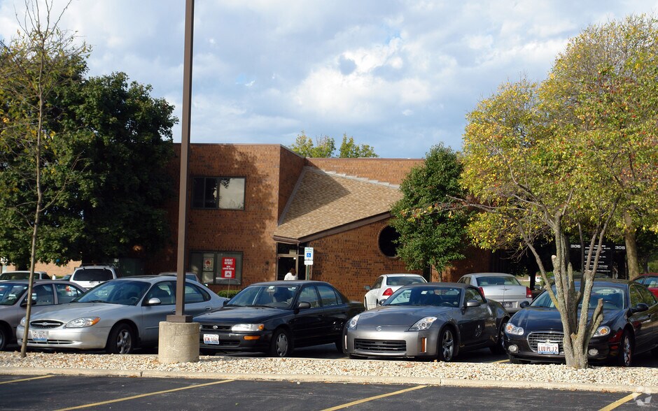 More Photos Of 305 W Briarcliff Rd, Bolingbrook Office For Lease