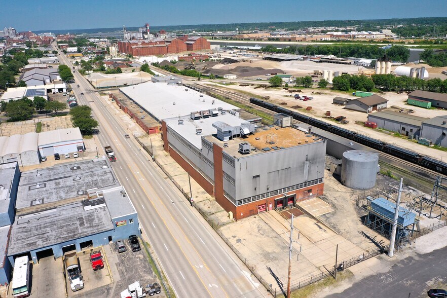 More Photos Of 2400 SW Washington St, Peoria Manufacturing For Sale