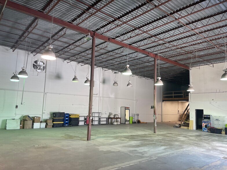 More Photos Of 1001 E Skagway Ave, Tampa Warehouse For Lease