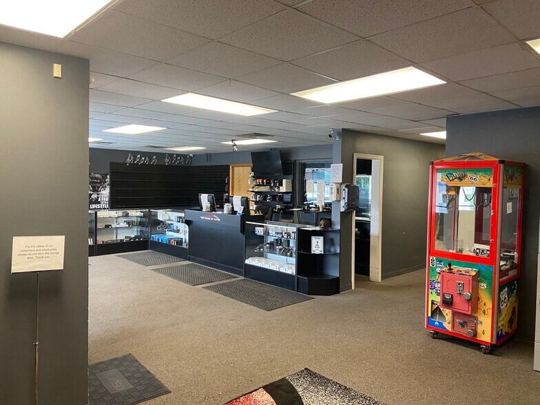 More Photos Of 1565 Kenmore Ave, Kenmore Showroom For Lease