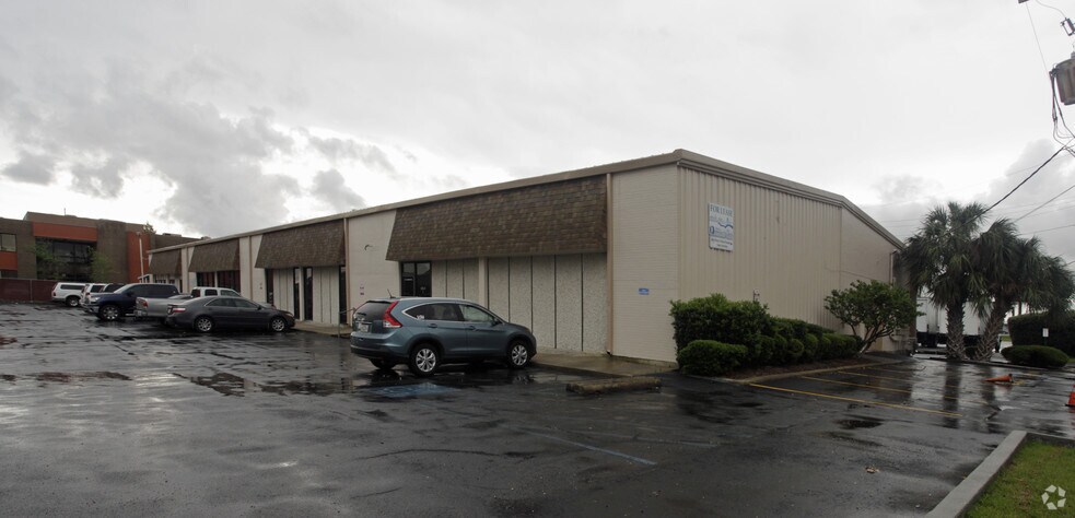 More Photos Of 2615-2617 Edenborn Ave, Metairie Light Manufacturing For Lease