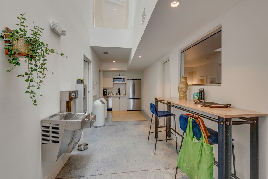 More Photos Of 407 Humphreys St, Nashville Office For Lease