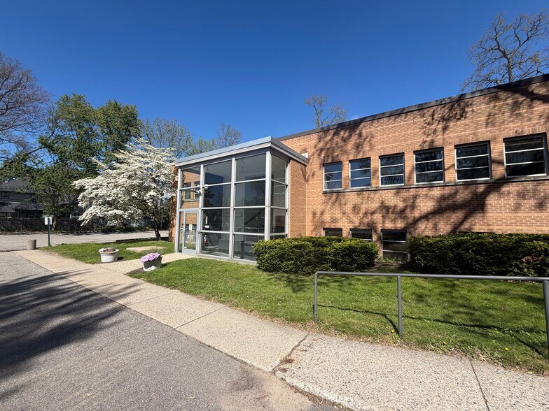 More Photos Of 833 Lake Dr SE, Grand Rapids Medical For Sale