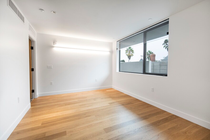 More Photos Of 305 Ocean Front Walk, Venice Office For Lease