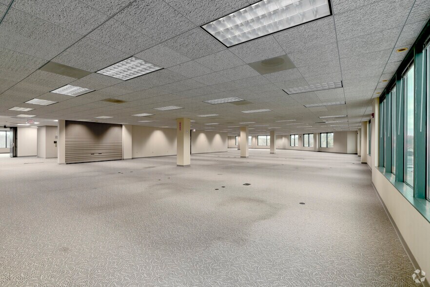 More Photos Of 9144 Arrowpoint Blvd, Charlotte Office For Sale