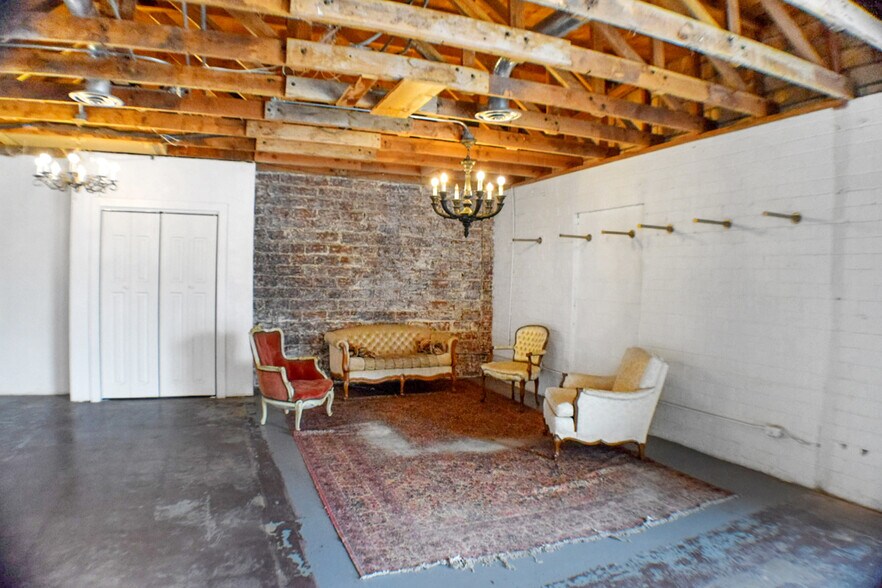 More Photos Of 1002 Main St, Friona Storefront For Sale