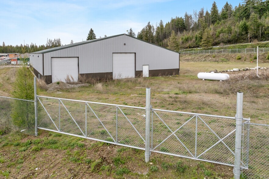 More Photos Of 275 Industrial Park Ave, Spirit Lake Warehouse For Lease