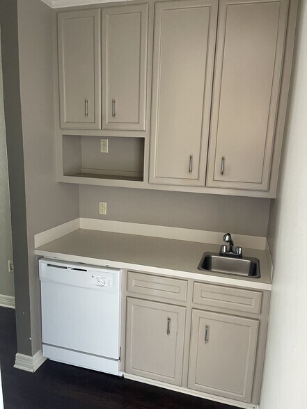 More Photos Of 404 University Dr E, College Station General Retail For Lease