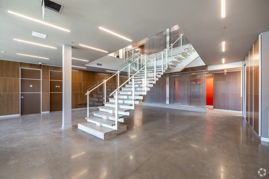 More Photos Of 4915 Rue Louis B Mayer, Laval Warehouse For Lease