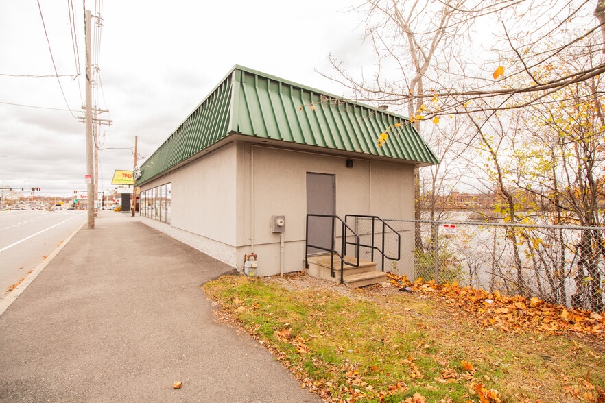 More Photos Of 9 Stafford St, Worcester Freestanding For Sale