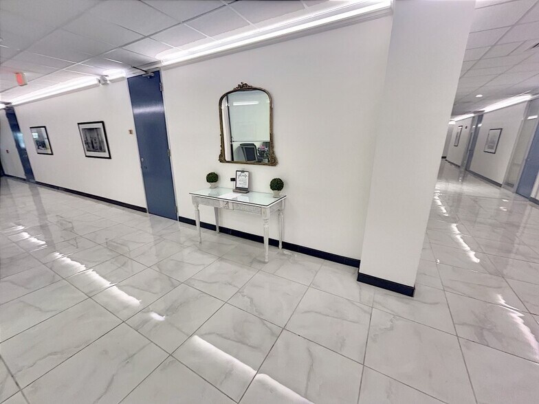 More Photos Of 711 N Carancahua St, Corpus Christi Office For Lease