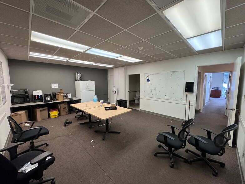 More Photos Of 5234 E Pine Ave, Fresno Warehouse For Lease